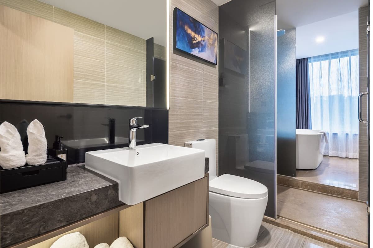 Superior-Studiosuite | Badezimmer | Kostenlose Toilettenartikel, Haartrockner, Hausschuhe, Handtücher