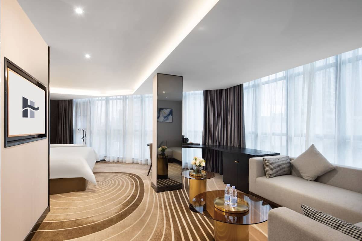 Superior-Studiosuite | Schreibtisch, laptopgeeigneter Arbeitsplatz, kostenloses WLAN