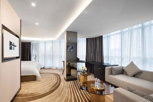 Escritorio, espacio para trabajar con laptop y wifi gratis 