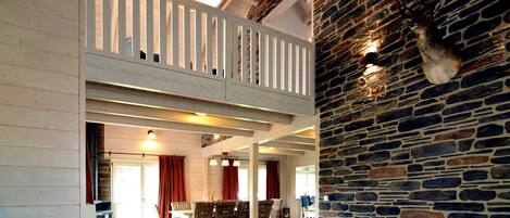 Télévision, cheminée, baby-foot