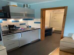 Kjøleskap, kokeplater, kaffetrakter/tekoker og brødrister