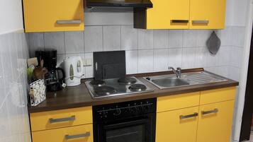 KĂŒhlschrank, Mikrowelle, Ofen, Wasserkocher mit Kaffee-/Teezubehör