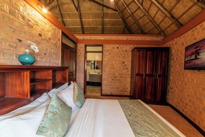 Executive Cottage | Egyptian cotton sheets, premium bedding, memory foam beds - Masheda Palms Resort (Buloba)