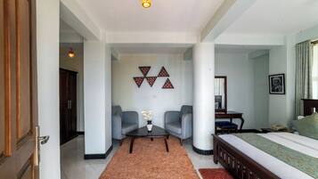 Kamar Deluks | Seprai katun Mesir, seprai premium, busa memori, dan isi minibar gratis