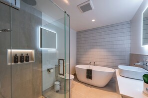 Dusche, Haartrockner, Handtücher, Seife