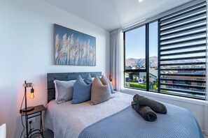 4 bedrooms, iron/ironing board, travel crib, WiFi - Vista Ridge Retreat, spacious 4-bedroom home, sleeping 8,with breathtaking views (Wanaka)