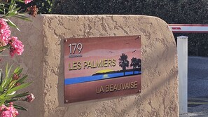 A sign with the number 179, indicating the address of Les Palmiers in La Beauvaise.