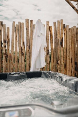 Outdoor spa tub - Le Clos D'omaha, Domaine Éco-responsable Proche de la Plage D'omaha Beach (Englesqueville-la-Percée)