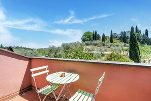 Outdoor dining - Villa in Monterotondo with Pool & Tiber Views (Monterotondo)