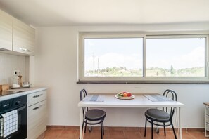 Fridge, microwave, oven, stovetop - Villa in Monterotondo with Pool & Tiber Views (Monterotondo)