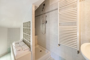 Shower, bidet - Villa in Monterotondo with Pool & Tiber Views (Monterotondo)