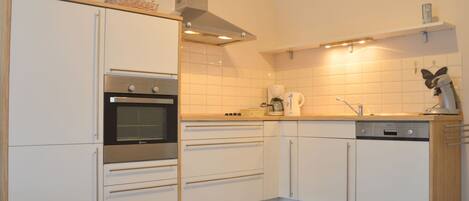 Micro-ondes, four, lave-vaisselle, cafetière/bouilloire