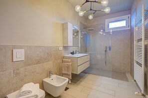 Standard Apartment, Multiple Bedrooms (Viktor Salò | 100m from Lake &) | Bathroom
