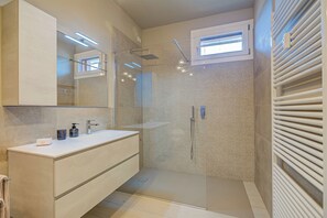 Departamento estándar, varias habitaciones (Viktor Salò | 100m from Lake &) | Baño | Regadera, bidet, toallas, jabón 