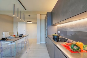 Standaard appartement, 2 slaapkamers, magnetron (Viktor Salò | 100m from Lake &) | Privékitchenette