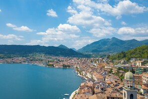 A coastal town with a prominent church and a large body of water. - Viktor House Salò - 100 mt near lake (Salò)