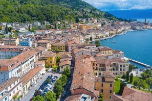 A coastal town with historic buildings, a marina, and a prominent tower. - Viktor House Salò - 100 mt near lake (Salò)