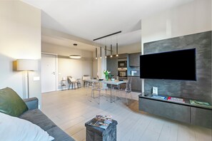 Departamento estándar, varias habitaciones (Viktor Salò | 100m from Lake &) | Área de sala de estar