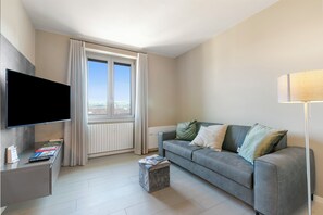 Departamento estándar, varias habitaciones (Viktor Salò | 100m from Lake &) | Área de sala de estar