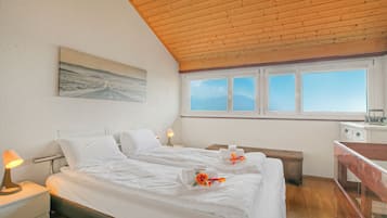 Family Townhome, Multiple Bedrooms (Casa Angelina Panoramica - Monte Brè) | 1 bedroom, laptop workspace, iron/ironing board, free WiFi
