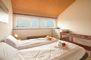 Casa adosada familiar, varias habitaciones (Casa Angelina Panoramica - Monte Brè) | 1 dormitorio y espacio para trabajar con un portátil