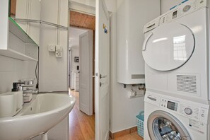 Shower, hair dryer, towels, soap - Casa Angelina Panoramica - Monte Bre (Lugano)