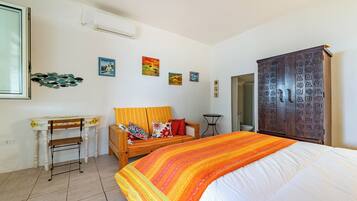 Casa familiare, camere multiple, fronte mare (La Porta Sul Mare - on the sea) | 1 camera, lenzuola