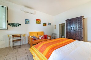 Family House, Multiple Bedrooms, Sea Facing (La Porta Sul Mare - on the sea)