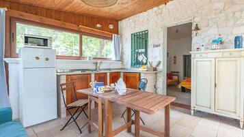 Kühlschrank, Mikrowelle, Herdplatte, Wasserkocher mit Kaffee-/Teezubehör