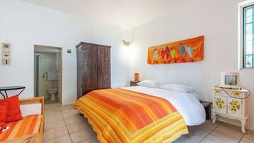 Casa familiare, camere multiple, fronte mare (La Porta Sul Mare - on the sea) | 1 camera, lenzuola