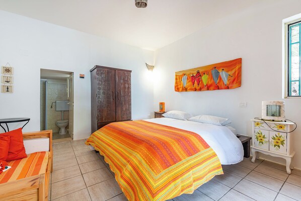 1 bedroom, bed sheets - La Porta Sul Mare - on the sea (Diso)