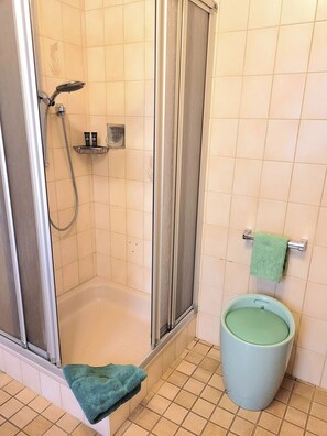Douche, serviettes fournies