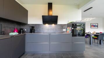 Kühlschrank, Mikrowelle, Herdplatte, Geschirrspüler