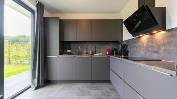 Kühlschrank, Mikrowelle, Herdplatte, Geschirrspüler