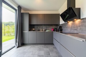 Fridge, microwave, stovetop, dishwasher