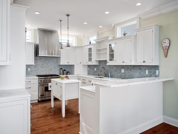 Fridge, oven, stovetop, dishwasher