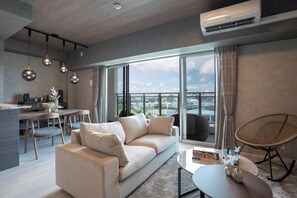 Condo superior, varanda coberta, vista para o mar | Área de estar | TV LCD