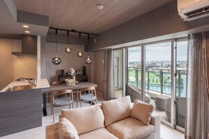 高级公寓式客房, 外廊, 海景 | 起居区 | 液晶电视