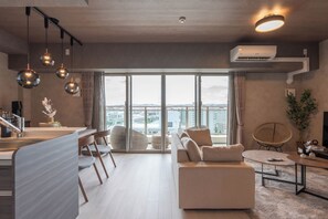 Condo superior, varanda coberta, vista para o mar | Área de estar | TV LCD