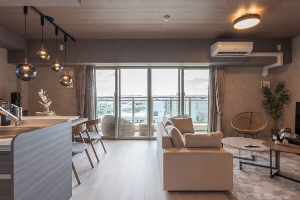 Condo superior, lanai, vista al mar | Área de sala de estar | Televisión LCD 