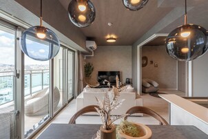 高级公寓式客房, 外廊, 海景 | 起居区 | 液晶电视