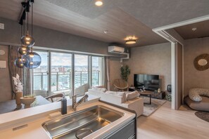 Appartamento Superior, lanai, vista mare | Cucina privata | Macchina per caffè espresso, bollitore elettrico, risottiera, frullatore