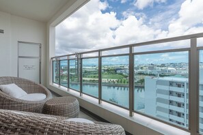 Condo superior, varanda coberta, vista para o mar | Varanda coberta