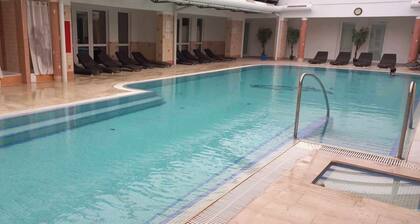Pool&relax Apartman: Pihenés a Medencénél. Közvetlen Gyógy/élményfürdő Mellett