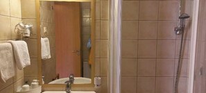 Bruser, hårtørrer, håndklæder, Sæbe