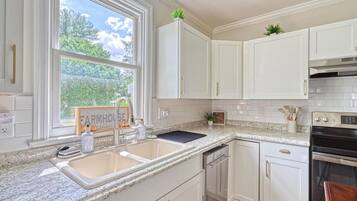 Een koelkast, een microgolfoven, een oven, een kookplaat