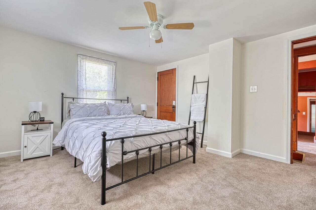 3 bedrooms, desk, WiFi, bed sheets