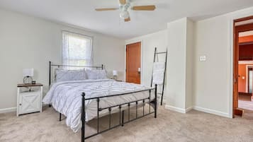 3 bedrooms, desk, WiFi, bed sheets