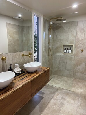Shower, eco-friendly toiletries, hair dryer, towels - Stillwater at Broughton Hall. Jindivick. Fireside lake views. Tranquil getaway. (Jindivick)