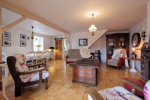 Flat-screen TV, fireplace